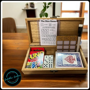 Juego de viaje de madera grabada: cartas, dados y tres en raya