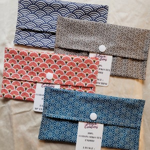 Könnte beinhalten: Vier Stoffbeutel mit verschiedenen Mustern. Jeder Beutel hat einen weißen Knopfverschluss und ein Etikett mit dem Text "Solewa Creations 100% Baumwolle Oeko-Tex Enduit Lavage: 30° en Machine".