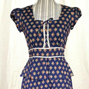 Vestido vintage de los años 70 con estampado floral estilo pradera: peplum azul marino con ribete de cinta.