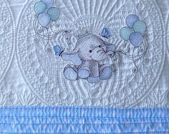 Geborduurde babyquilt/deken - Heirloom gewatteerde deken - Ellie de olifant in blauw