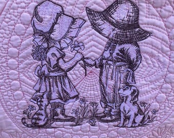 Geborduurde babyquilt/deken - Heirloom gewatteerde deken - "Sunbonnet Sue & Fisherman Fred"