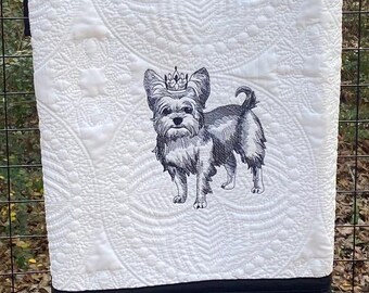 Schattige quilt: een oproep aan alle Yorkie-fans! - Geborduurde babyquilt/deken - Heirloom gewatteerde deken