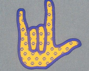 ILY - I Love You in ASL Sign Language - w Applique - LSU Tiger Paws of Fleur-Des-Lis - (Geel & Paars)