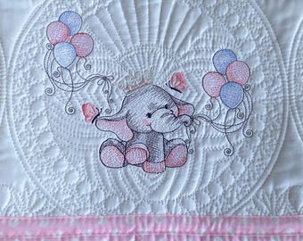 Geborduurde babyquilt/deken - gewatteerde erfstukdeken - Ellie de olifant in roze