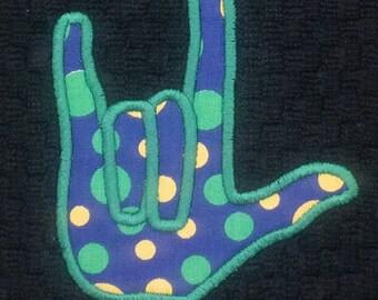 ILY - Ik hou van jou in ASL - Waffle Weave handdoek met appliqué (paars met gele/groene stippen en groene omtrek, kleuren van Mardi Gras)