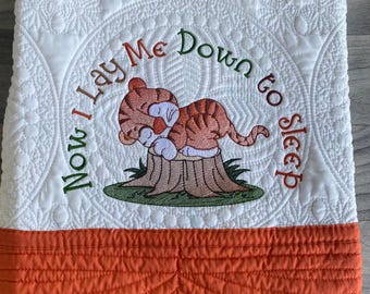 Geborduurde babyquilt/deken - gewatteerde deken erfstuk - slapende babytijger