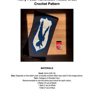 Puede incluir: Patrón de crochet para el escudo de la casa Ravenclaw de Harry Potter. El patrón incluye instrucciones para un águila azul y blanca sobre un fondo gris. El patrón requiere un gancho de crochet de 5 mm y hilo de peso medio en negro, blanco y azul.