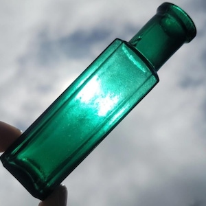 Neat Old Green Medicine Bottle! Antique Deep Emerald Pharmacy Bottle