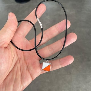 Colgante unisex de plata para amantes de la orientación
