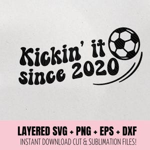 Kickin 'It Seit 2020 Fußball Mom SVG für Spieltag - Einzigartige Fußball Geschenke PNG Digital Download Fußball Sublimation