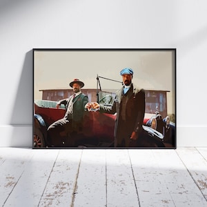 Puede incluir: Impresión artística enmarcada que presenta a dos hombres con atuendo vintage posando junto a un coche rojo clásico. Uno lleva sombrero y traje verde, el otro gorra azul y abrigo marrón. La obra tiene una estética vintage y estilizada.