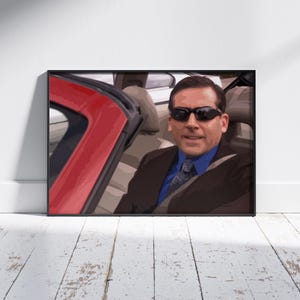 Puede incluir: Impresión artística enmarcada que presenta a un hombre con gafas de sol, traje y corbata, sentado en un descapotable rojo. La imagen es una ilustración estilizada.