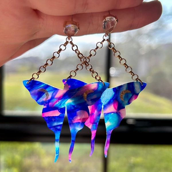 Papillons de nuit bleus et roses | Boucles d'oreilles faites main en pâte polymère | Bijoux tendance bohèmes légers | Cadeaux pour elle | Pendentifs colorés