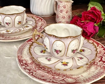 La paire de tasses en porcelaine ancienne