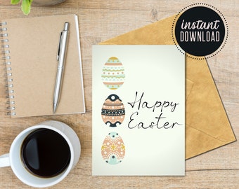 Könnte beinhalten: Eine Ostergrußkarte mit drei verzierten Eiern in Pastellfarben. Auf der Karte steht "Frohe Ostern" in einer handschriftlichen Schriftart. Ein Kraftpapierumschlag befindet sich hinter der Karte. Die Worte "sofortiger Download" stehen in einem schwarzen Kreis.
