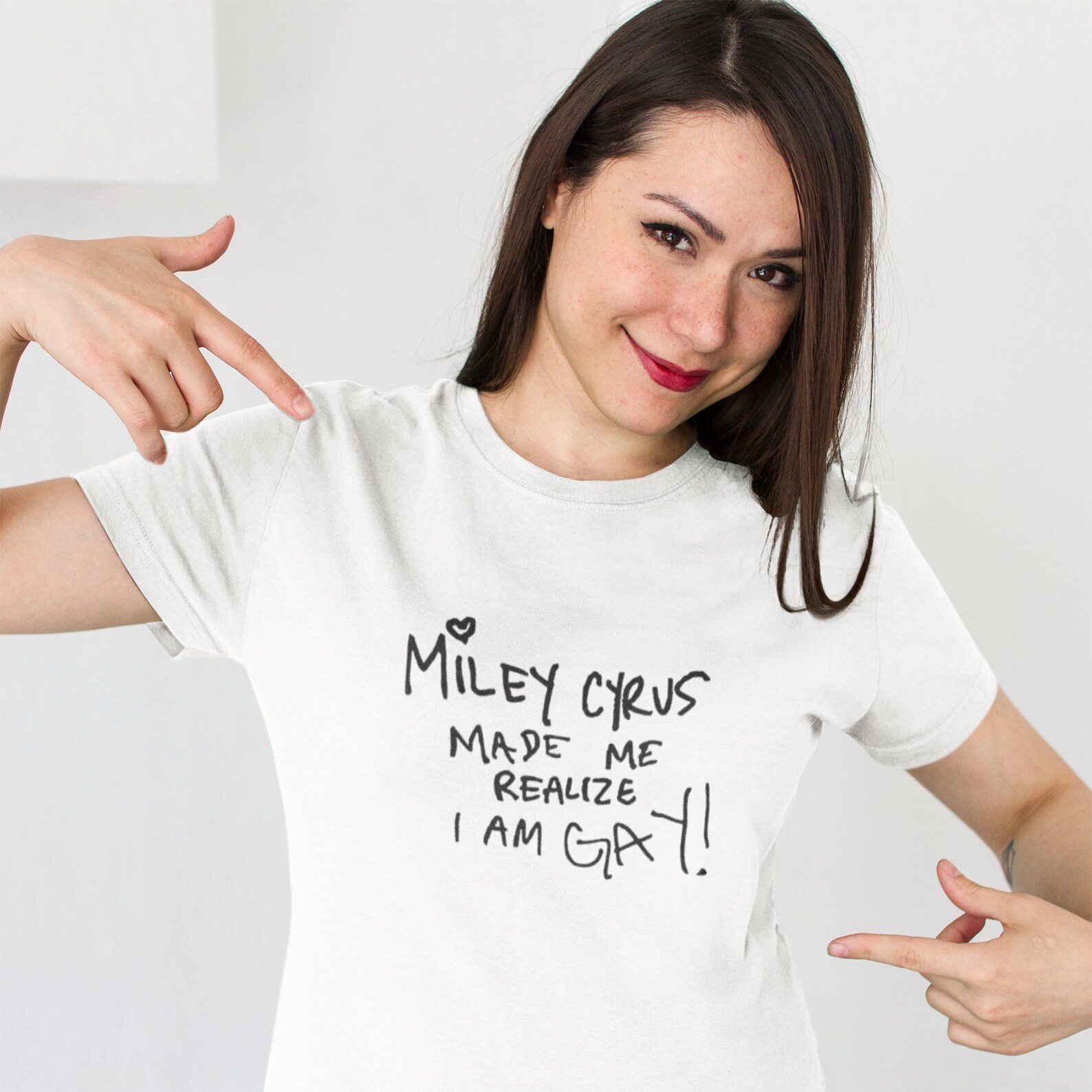 black shirt white jeans white shoes