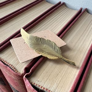 Vintage Gold-Colored Metal Leaf Brooch Pin – 1950s/60s