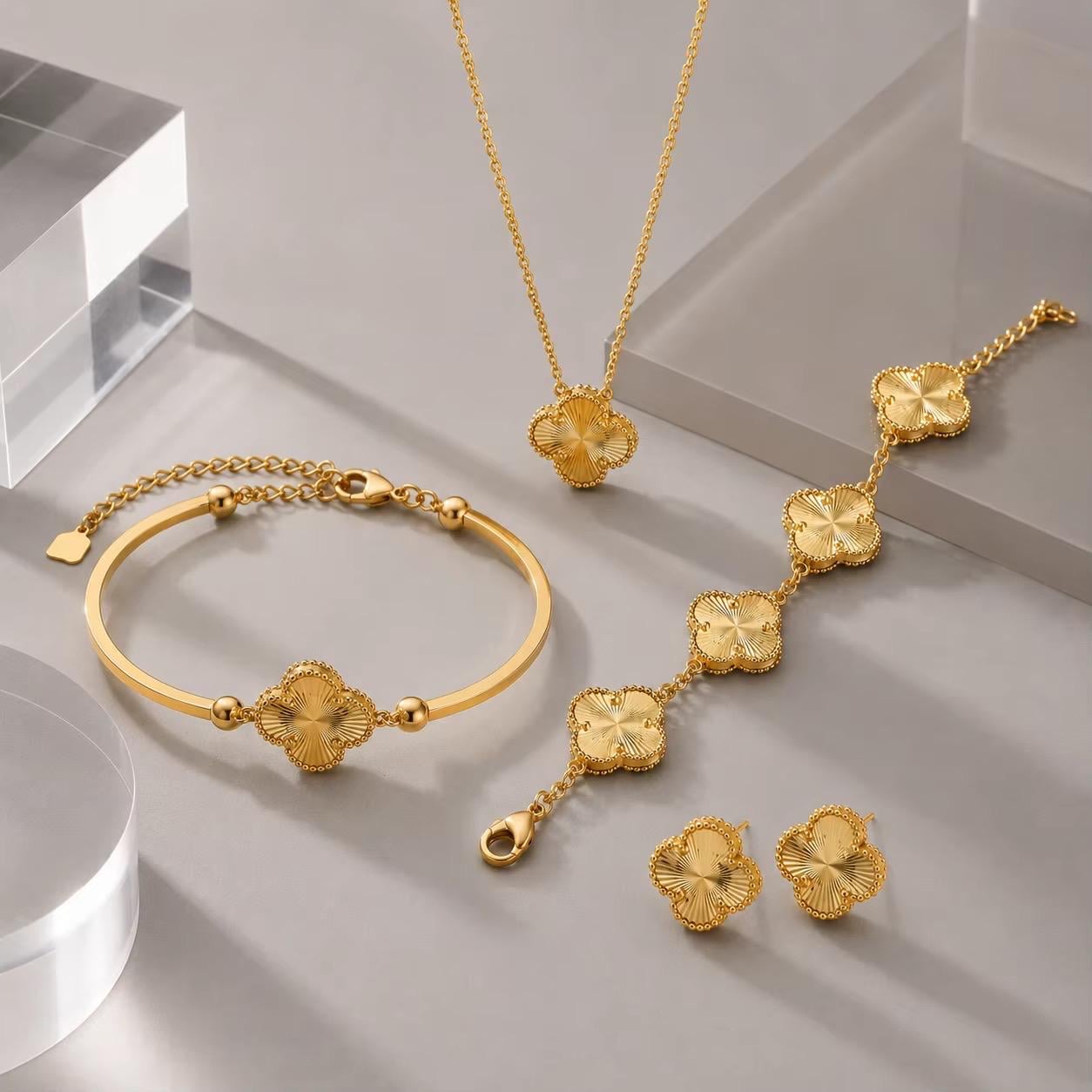 Van cleef bracelet gold - Etsy 日本