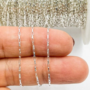 Puede incluir: Cadena de plata con un patrón de eslabones rectangulares. La cadena se muestra en tres longitudes.