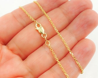 Può includere: Una collana a catena dorata con chiusura a moschettone. La catena è delicata e ha un design a maglie a catena.