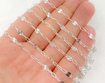 Cadena de eslabones lisos y tallados en diamante Marina de plata de ley 925. Tamaños de eslabones: 5 x 3 mm - 4 x 2 mm. Cadena ovalada plateada con lentejuelas. V221SS