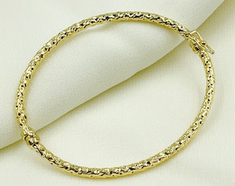 Pulsera ovalada con corte de diamante y brazalete hueco de oro macizo de 14 quilates. Pulsera con bisagras de oro texturizado, pulsera de mujer grabada. Oro sólido. Brazalete2