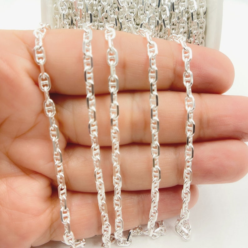 Puede incluir: Cadena de plata con dise&ntilde;o de eslab&oacute;n marinero. La cadena se muestra en varias longitudes.