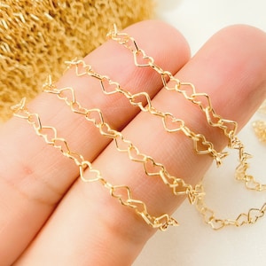 Corrente de elos de coração com preenchimento de ouro 14K, corrente de ouro 14K com preenchimento por pé, corrente de colar de coração, pequena corrente de elos de coração com barra a granel. 629GF