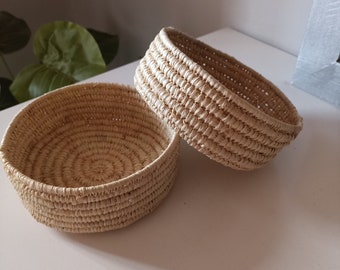 2 lege zakken, 2 kleine mandjes zonder handvatten, 2 mini handgeweven raffia mandjes, 2 kleine ronde raffia mandjes