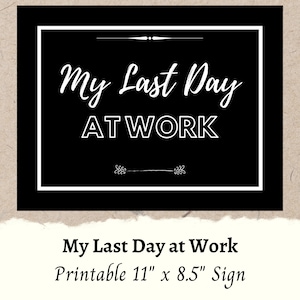 Może przedstawiać: Czarno-biały znak z napisem "My Last Day AT WORK" w ozdobnej czcionce. Znak ma wymiary 28 x 21,6 cm i jest wzorem do wydrukowania. Znak ma czarną obwódkę i znajduje się na beżowym tle.