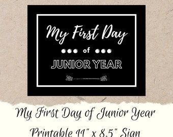 Druckbar My First Day of Junior Year Zeichen | DIY druckbare erste Tag der 11.Klasse oder College Junior 3.Jahr | Digitaler Download S/W