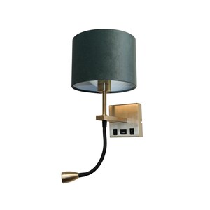 Può includere: Una lampada da parete in ottone con un paralume in tessuto verde e una luce di lettura flessibile. La lampada ha una presa di corrente integrata.