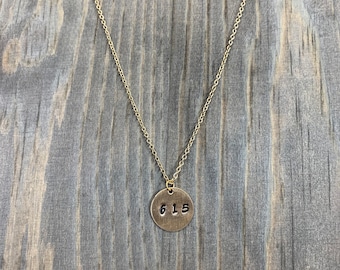 Naszyjnik z wisiorkiem z kodem pocztowym/kierunkowym