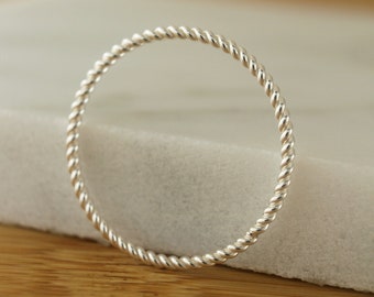 Anillo de cuerda retorcida de plata de ley 925, anillo de plata minimalista, regalo de dama de honor, anillo de apilamiento delgado, anillo de pulgar delgado, anillo midi