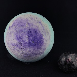 Aquarius Rhodonite Uranus bath bomb (peppermint rose)