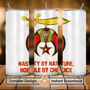 Puede incluir: Un vaso de acero inoxidable blanco con un diseño rojo, amarillo y negro que presenta una luna creciente, una estrella y una cabeza de hombre. El texto "Nasty by Nature, Noble by Choice" está impreso en el vaso.