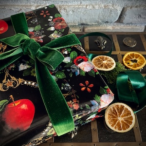 Carta da regalo vittoriana con mela avvelenata