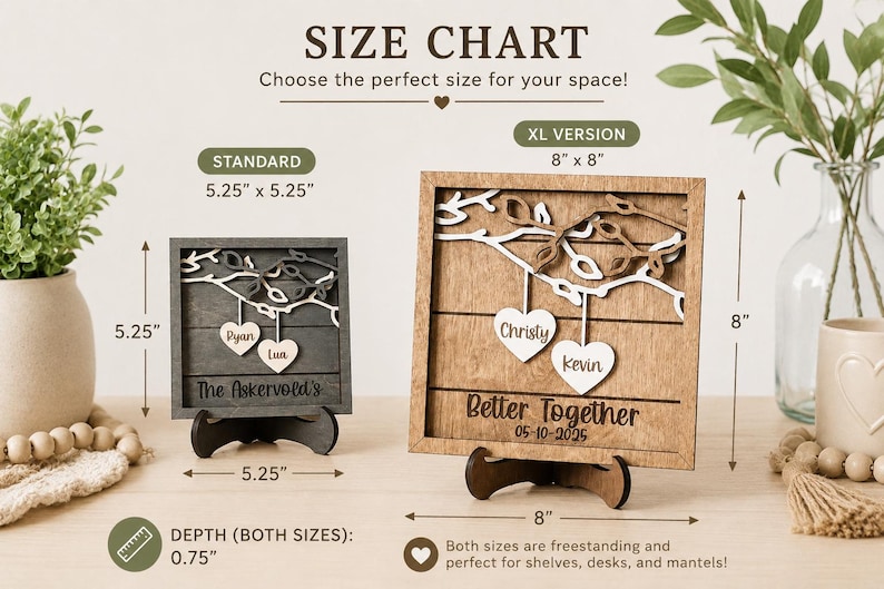 K&ouml;nnte beinhalten: Zwei quadratische Holzschilder mit Ast- und Herzmotiv auf St&auml;ndern. Das Standardschild misst 13,34 cm x 13,34 cm, die XL-Version 20,32 cm x 20,32 cm. Beide haben eine Tiefe von 1,91 cm und sind mit verschiedenen Texten und Namen versehen.