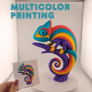Pode incluir: Uma figura de camaleão impressa em 3D com um esquema de cores arco-íris vibrante com segmentos azuis, vermelhos, amarelos e roxos. O camaleão está pousado num ramo roxo com uma cauda enrolada. O texto MULTICOLOR PRINTING é visível acima.