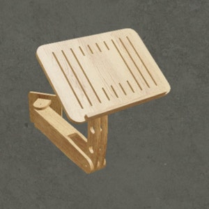 Könnte beinhalten: Ein Schreibtischhalter aus Holz mit einer klappbaren, verstellbaren Oberfläche. Der Halter ist aus hellbraunem Holz gefertigt und hat ein schlichtes Design.