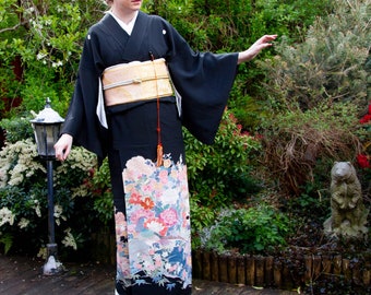 Kimono de seda vintage Kurotomesode: pájaros y flores teñidos, cinco escudos