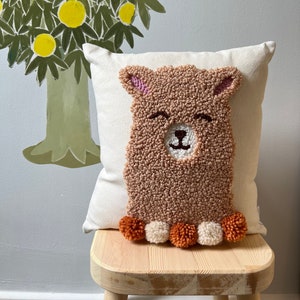 Linda almohada de lanzamiento de aguja de punzón de animales de granja, cubierta de cojín de llama en beige y naranja, regalo de baby shower, almohada bordada, decoración de la habitación para niños