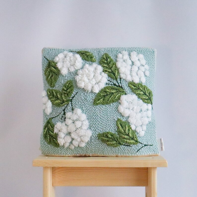 Punch Needle Hydrangea Pillow Cover, Blue Flower Pillow, Custom Floral Throw Pillow, Crochet Pillow, Colorful Pillows, Unique Sofa Pillows 画像 3