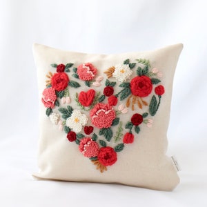 Funda de Cojín de Corazón Bordado en Aguja. Regalo de San Valentín para ella y para él. Regalo del día de la madre.