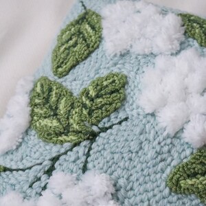 Punch Needle Hydrangea Pillow Cover, Blue Flower Pillow, Custom Floral Throw Pillow, Crochet Pillow, Colorful Pillows, Unique Sofa Pillows 画像 4