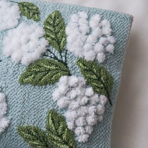 Punch Needle Hydrangea Pillow Cover, Blue Flower Pillow, Custom Floral Throw Pillow, Crochet Pillow, Colorful Pillows, Unique Sofa Pillows 画像 8