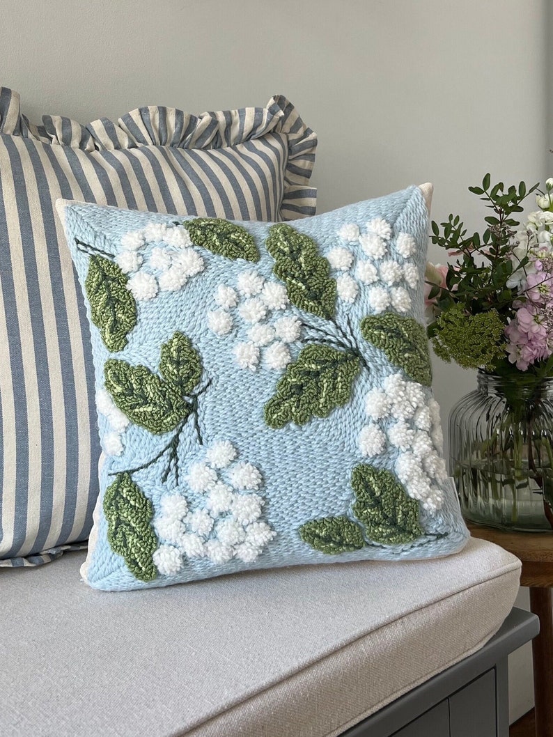 Punch Needle Hydrangea Pillow Cover, Blue Flower Pillow, Custom Floral Throw Pillow, Crochet Pillow, Colorful Pillows, Unique Sofa Pillows 画像 1