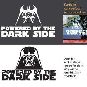Op de afbeelding: Twee vinylstickers met Darth Vaders helm en de tekst "POWERED BY THE DARK SIDE". Eén sticker is wit op een donkere achtergrond, de andere zwart op een lichte achtergrond. Tekst geeft aan dat stickers voor donkere en lichte oppervlakken zijn.