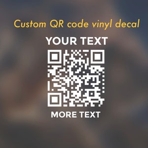 Op de afbeelding: Witte QR-code op een wazige bruine achtergrond met de tekst "YOUR TEXT" erboven en "MORE TEXT" eronder.