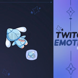 Peut inclure: Un lapin en peluche bleu clair avec des accents blancs et un nœud rose, sur fond bleu foncé avec des étoiles. L'image comprend une version plus petite du lapin et le texte "TWITCH EMOTE Dino".